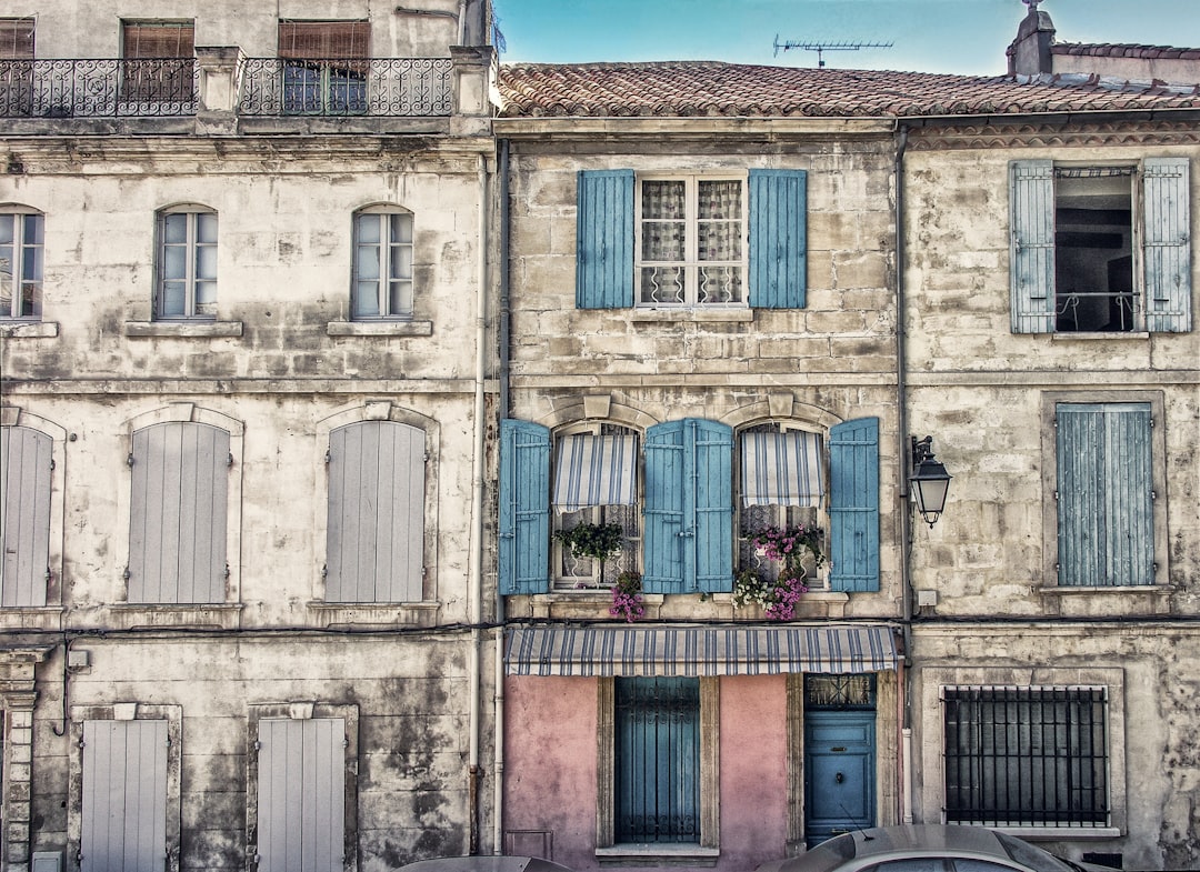 découvrez la ville d'arles, riche en histoire et en patrimoine. explorez ses monuments romains, ses charmantes ruelles et profitez de l'ambiance artistique inspirée par van gogh. arles, une destination incontournable au cœur de la provence.