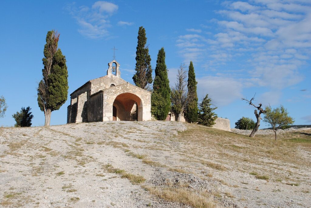découvrez les alpilles, une magnifique chaîne de collines en provence, célèbre pour ses paysages pittoresques, ses charmants villages et son riche patrimoine culturel. parfait pour les amateurs de randonnée et de gastronomie, plongez dans une aventure inoubliable au cœur de la nature provençale.