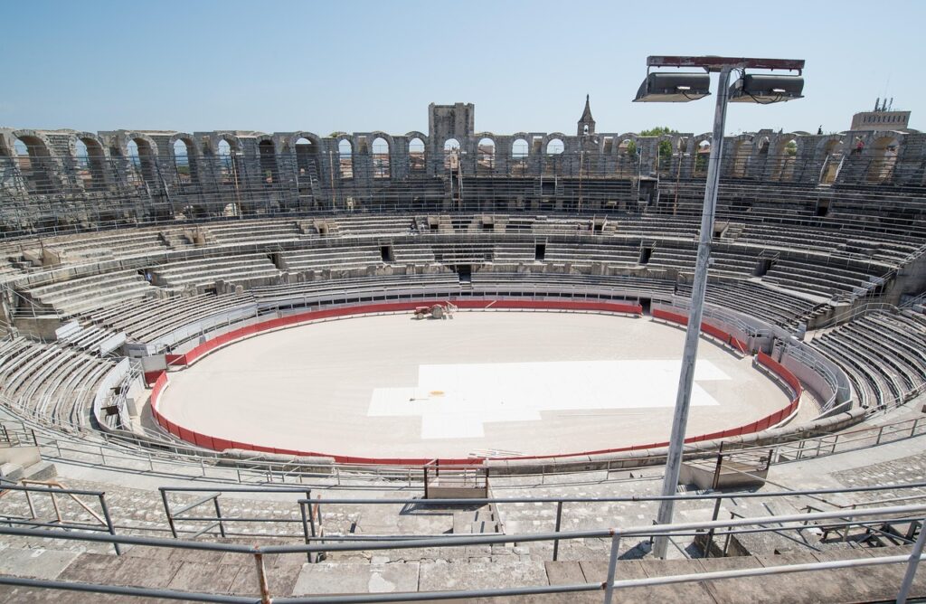découvrez arles, une ville riche en histoire et en culture, célèbre pour ses vestiges romains, ses festivals artistiques et sa beauté méditerranéenne. explorez ses ruelles pittoresques, son amphithéâtre antique et son patrimoine unique.