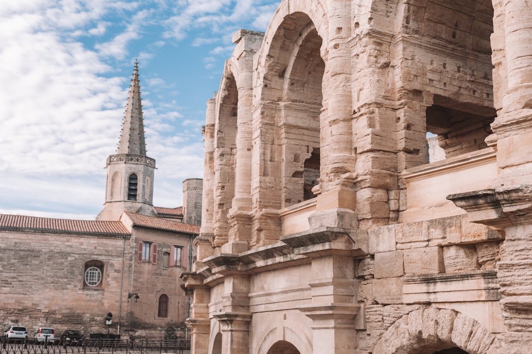 découvrez arles, une ville riche en histoire et en culture, célèbre pour ses monuments romains, ses festivals animés et son ambiance provençale authentique. plongez dans l'art et le patrimoine de cette destination unique du sud de la france.