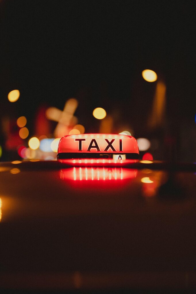 découvrez nos services de taxi fiables et rapides. que ce soit pour vos trajets quotidiens, vos déplacements professionnels ou vos voyages, notre équipe de chauffeurs expérimentés est à votre disposition pour vous garantir un voyage confortable et sécurisé. réservez dès maintenant et profitez d'un service de qualité à des prix compétitifs.