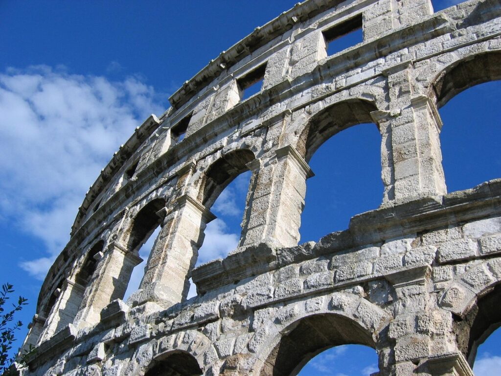 découvrez l'amphithéâtre : histoire, architecture et rôle dans la rome antique. plongez dans l'univers fascinant des spectacles et combats qui animaient ces monuments emblématiques.