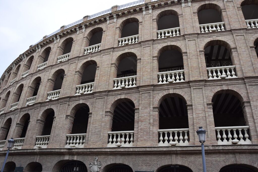 découvrez l'amphithéâtre d'arles, un monument romain emblématique en provence, témoin historique des spectacles antiques et des arènes de corrida. visitez ce site classé au patrimoine mondial de l'unesco lors de votre séjour à arles.