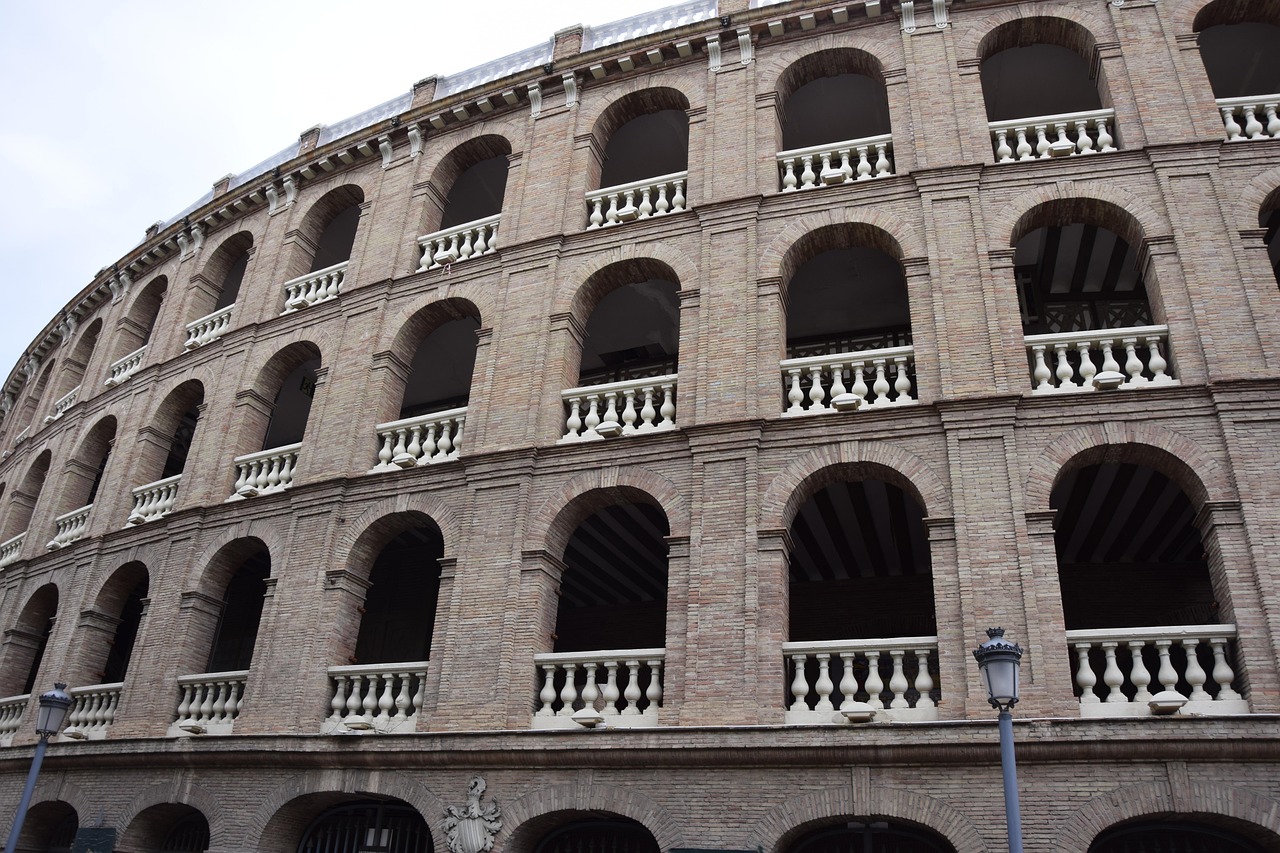 découvrez l'amphithéâtre d'arles, un monument romain emblématique en provence, témoin historique des spectacles antiques et des arènes de corrida. visitez ce site classé au patrimoine mondial de l'unesco lors de votre séjour à arles.