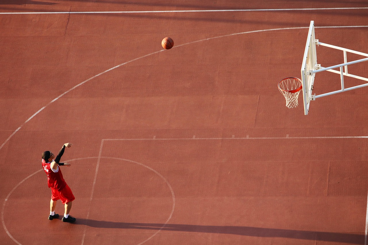 découvrez tout sur le basketball : règles du jeu, techniques, conseils pour progresser, histoire et actualités du basketball en france et dans le monde.
