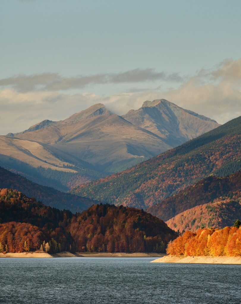 découvrez les carpates, une chaîne de montagnes majestueuse d'europe centrale et de l'est, réputée pour ses paysages spectaculaires, ses forêts sauvages et sa riche biodiversité. partez à l'aventure au cœur des traditions et des légendes des carpates.