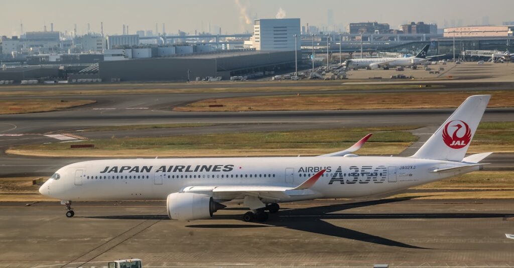 service de transfert aéroportuaire fiable et confortable, disponible 24h/24 pour un trajet rapide et sécurisé vers ou depuis l'aéroport.