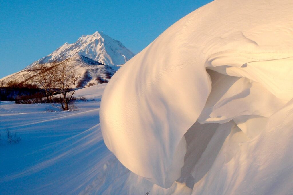 découvrez tout sur la cold wave, un genre musical post-punk emblématique des années 1980, mêlant atmosphères froides et mélodies sombres.