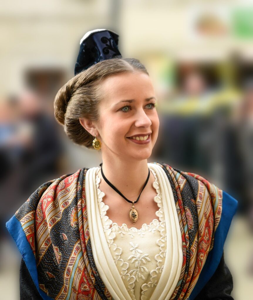 découvrez arles, ville historique du sud de la france, riche en patrimoine romain et en festivals culturels.