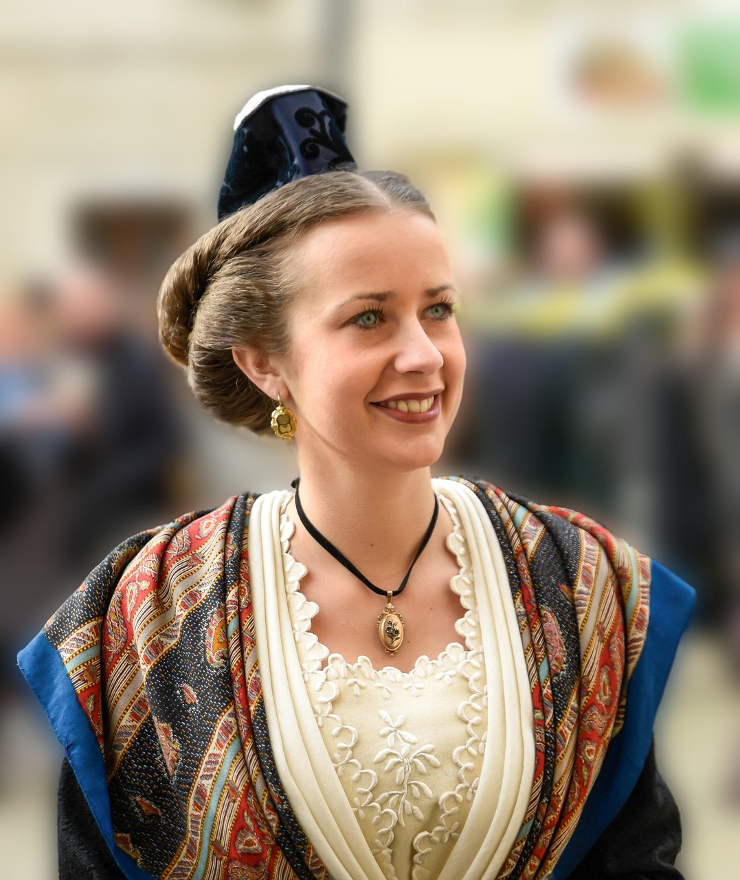 découvrez arles, ville historique du sud de la france, riche en patrimoine romain et en festivals culturels.