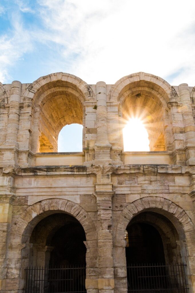 découvrez arles, ville riche en histoire et en culture, célèbre pour ses monuments romains bien préservés et son ambiance méditerranéenne unique.