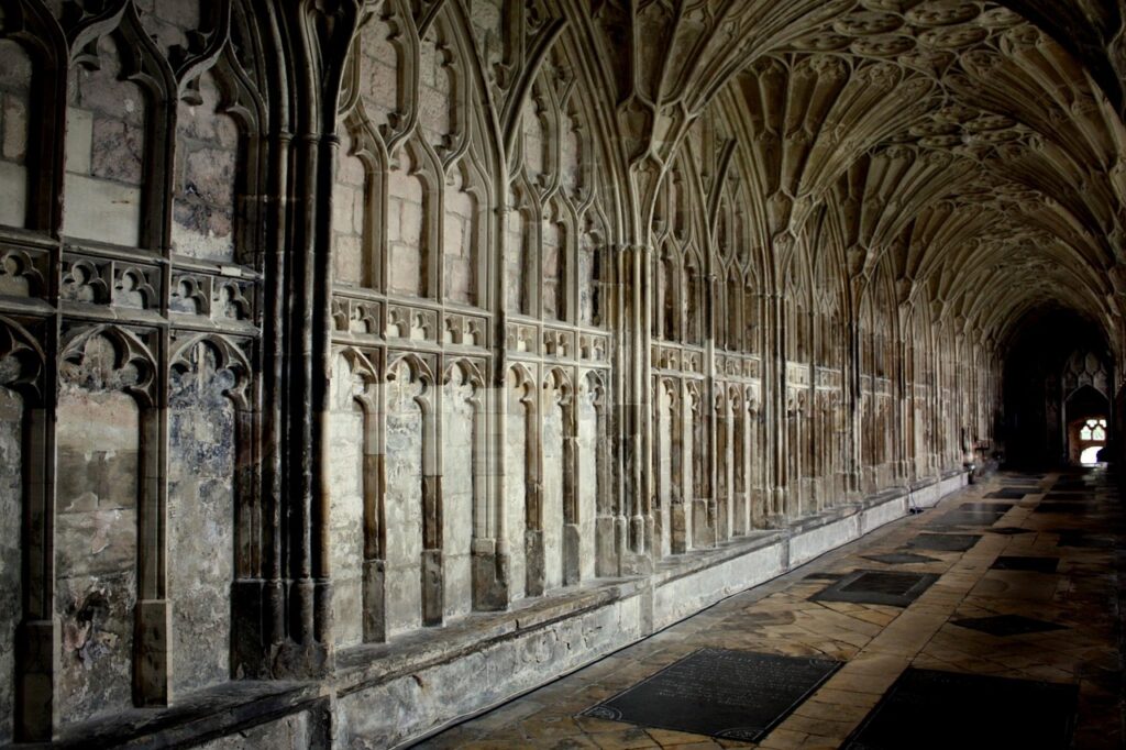 découvrez l'histoire fascinante et l'architecture remarquable d'une abbaye, lieu de paix et de spiritualité.
