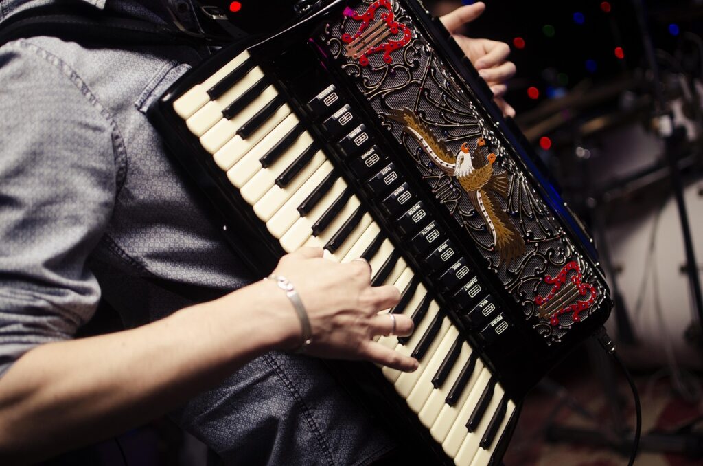 découvrez l'accordion chamber orchestra, un ensemble unique qui célèbre la richesse sonore de l'accordéon dans un répertoire classique et contemporain.