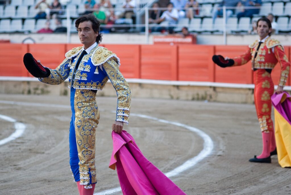 découvrez l'art et la tradition de la corrida, un spectacle emblématique mêlant culture, passion et maîtrise entre le torero et le taureau.