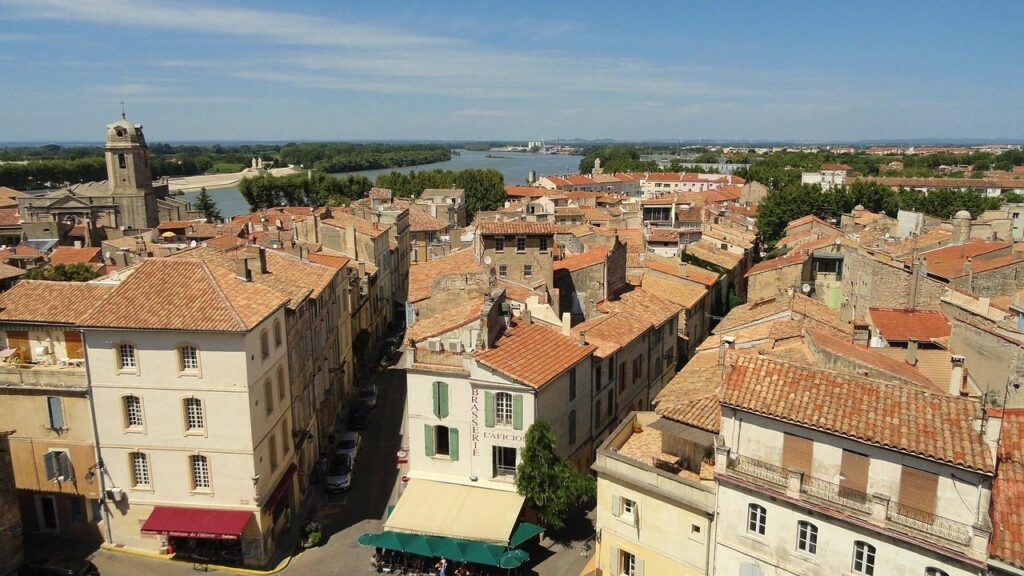 découvrez arles, ville historique du sud de la france, célèbre pour ses monuments romains, son festival de photographie et son ambiance authentique provençale.