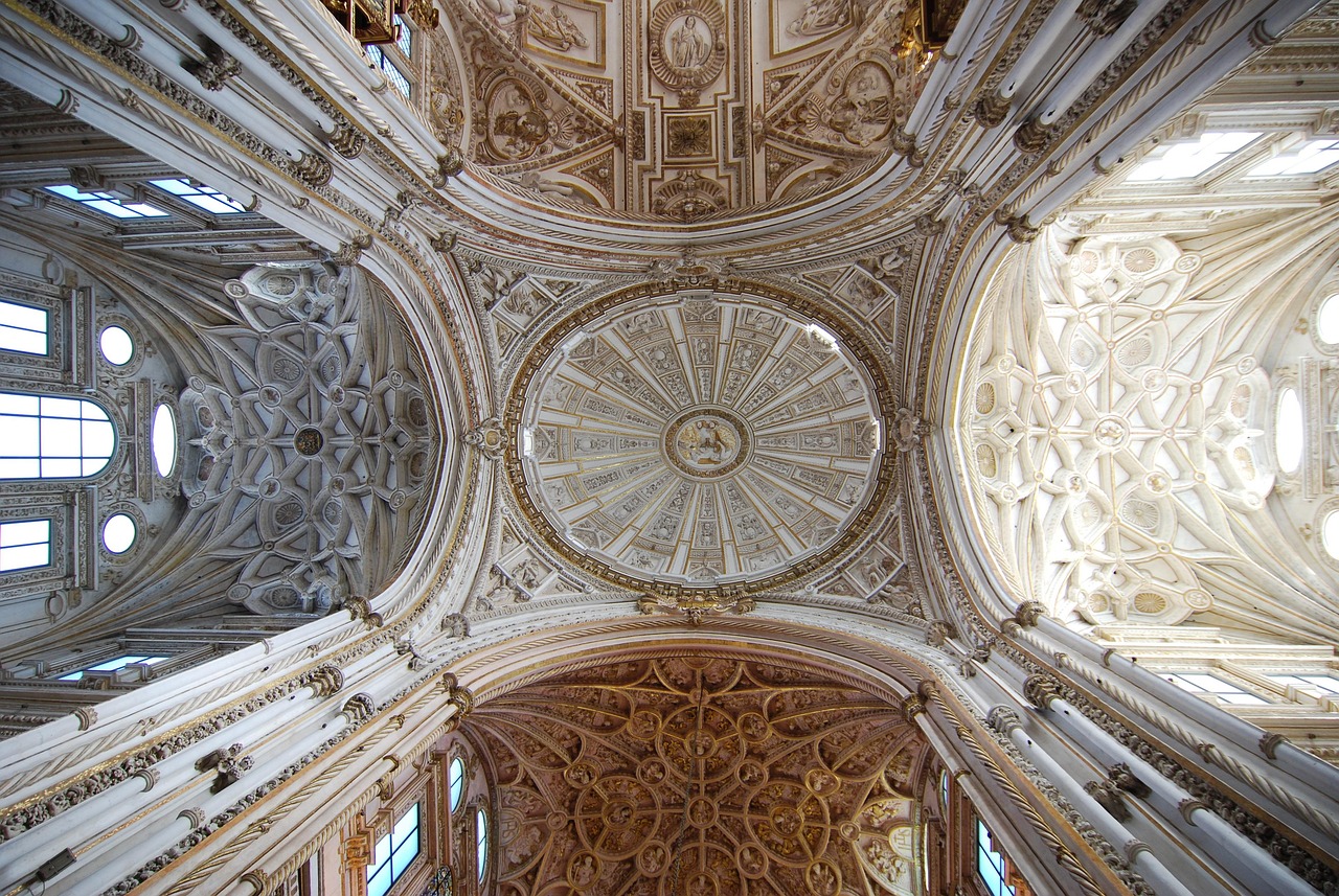 découvrez l'histoire, l'architecture et la signification spirituelle des églises à travers le monde.