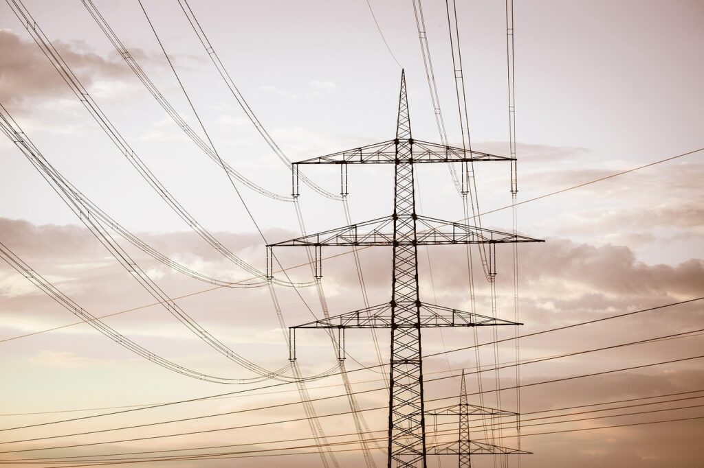 découvrez tout sur les lignes électriques : installation, maintenance et sécurité des réseaux de distribution d'énergie.