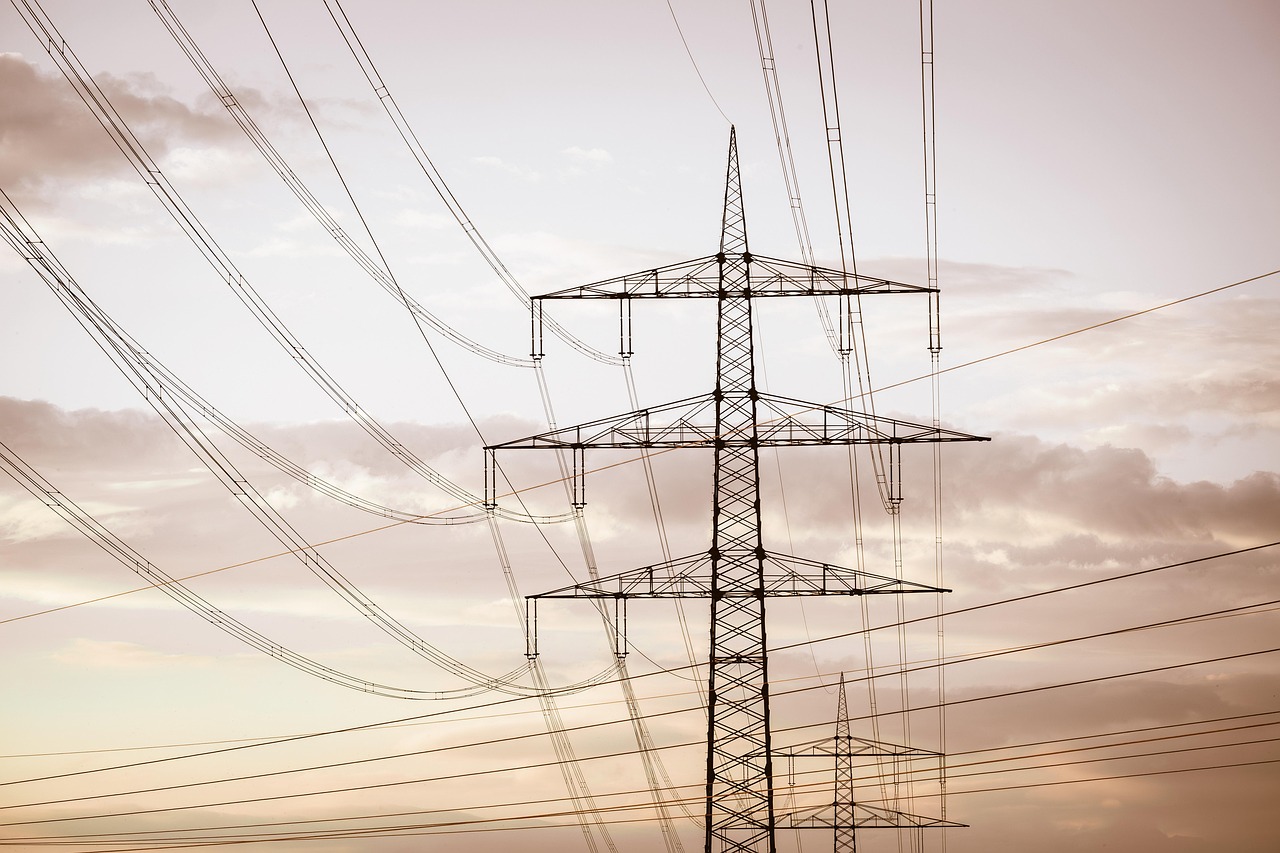 découvrez tout sur les lignes électriques : installation, maintenance et sécurité des réseaux de distribution d'énergie.